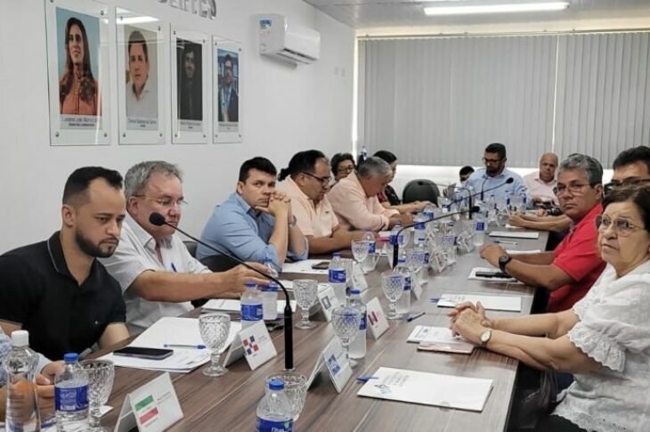 Prefeitos reelegem Reinalldo Góes.