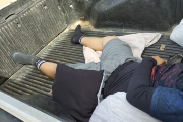 Paciente sendo transportando carroceria do carro. Foto: Rede social