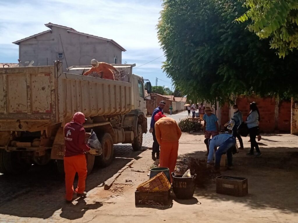 Material sendo recolhido em Canabrava. Foto: Divulgação