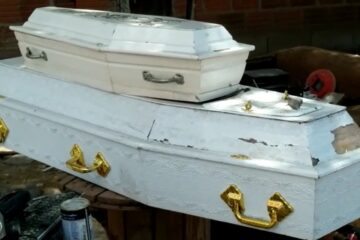 Urnas funerárias descartadas no lixão de Guanambi.