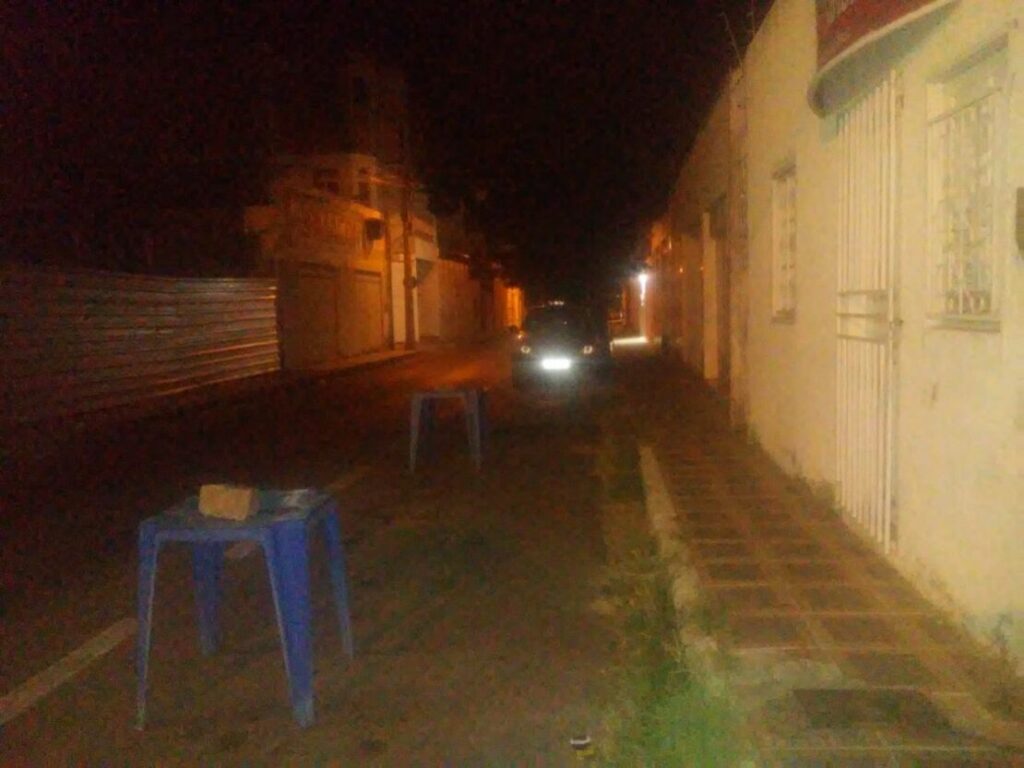 Mesas reserva vaga na Rua Maria Quitéria. Foto: Leitor Folha do Vale