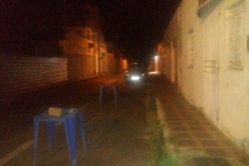 Mesas reserva vaga na Rua Maria Quitéria. Foto: Leitor Folha do Vale