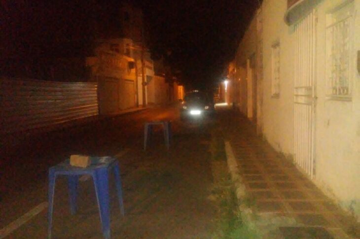 Mesas reserva vaga na Rua Maria Quitéria. Foto: Leitor Folha do Vale