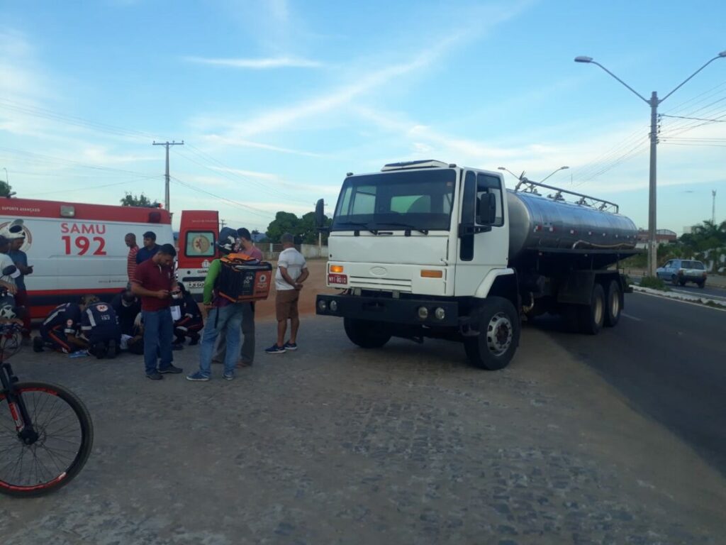 Acidente entre carro e moto em Guanambi. Foto: Smtran