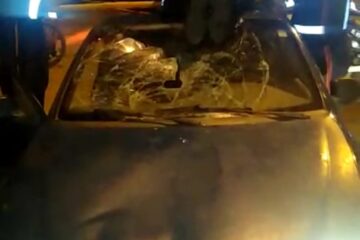 Equipe do Samu resgatando o idoso. Foto: Polícia Militar