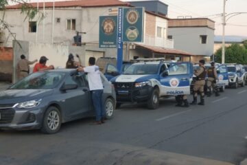 Viaturas seguindo para cumprir reintegração de posse. Foto: Divulgação