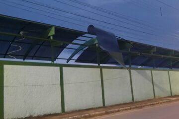 Parte de teto de estádio cai em Carinhanha. Foto: Mundinho da Oficina
