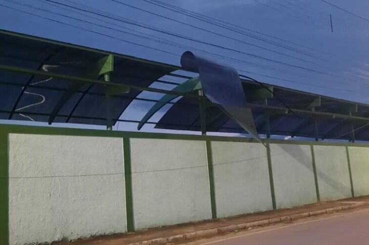 Parte de teto de estádio cai em Carinhanha. Foto: Mundinho da Oficina