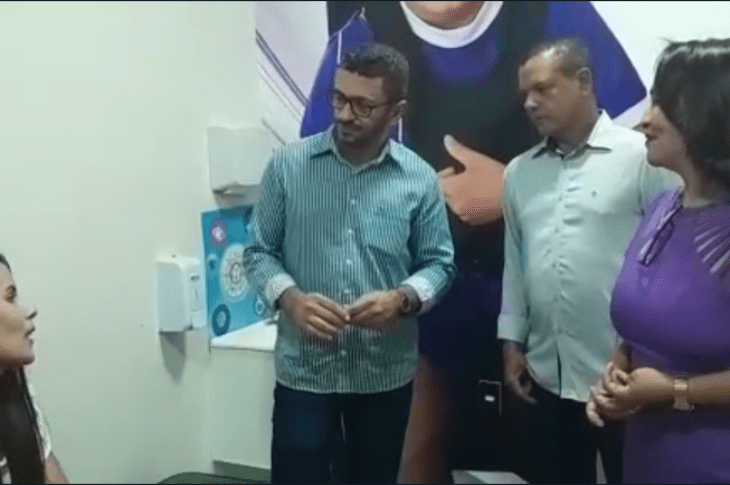 Prefeito entregando o centro