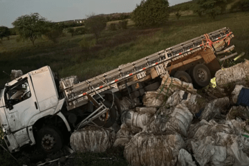 Motorista morre após caminhão tombar. Foto: Reprodução Achei Sudoeste