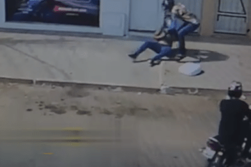 Funcionária de posto sendo assaltada. Foto: Reprodução Rede Social