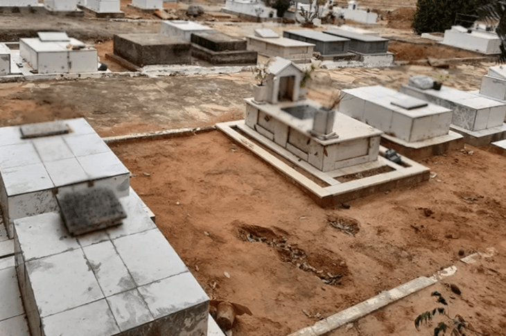 Feto é encontrado em cima de cova em cemitério. Foto: reprodução Achei Sudoeste