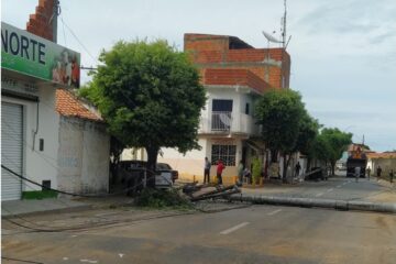 Carreta derruba postes. Foto: Leitor do Folha do Vale