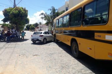 Ônibus bate em carro de passeio. Foto: Smatran