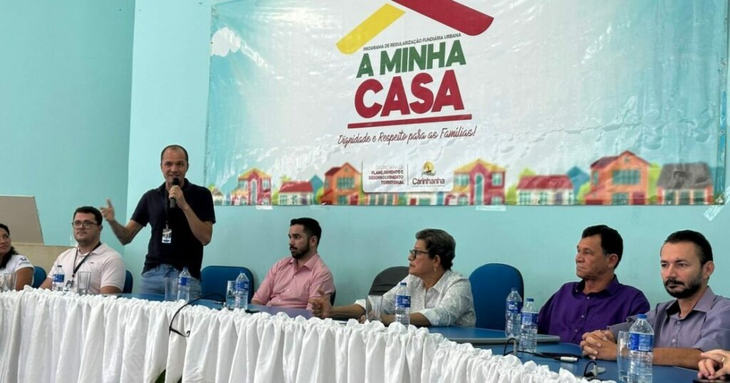 Entrega de escrituras em Carinhanha. Foto: Prefeitura de Carinhanha