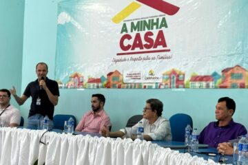 Entrega de escrituras em Carinhanha. Foto: Prefeitura de Carinhanha