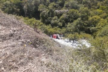 Carreta tomba na BR-430 em Igaporã. Foto: Polícia Militar