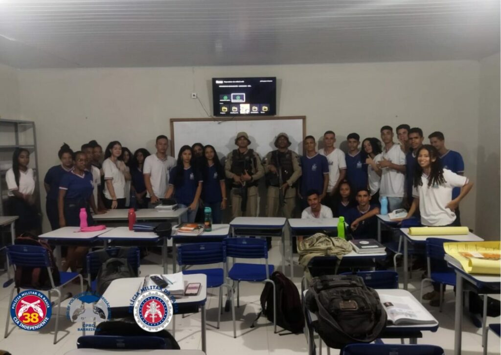 Polícia Militar e representantes de escolas. Foto: Polícia Militar