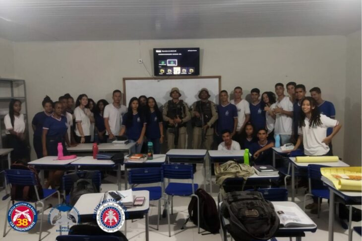 Polícia Militar e representantes de escolas. Foto: Polícia Militar