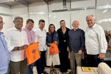 Entrega do convite. Foto: Divulgação