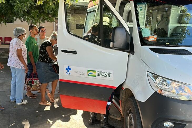 Alice sendo trânsferida