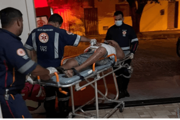 Idoso sendo socorrido. Foto: reprodução