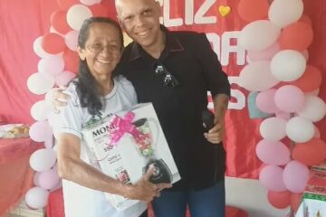 Entrega de presente. Foto: Carivan