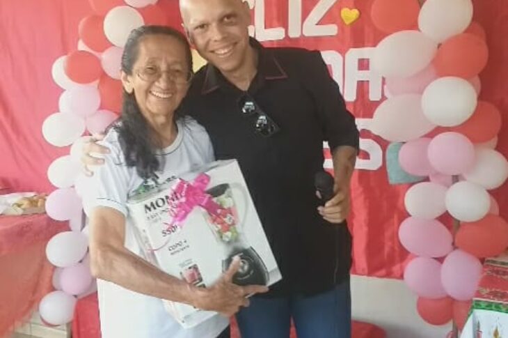 Entrega de presente. Foto: Carivan