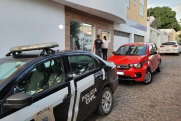 Polícia cumprindo mandado de busca na casa da advogada. Foto: Polícia Civil