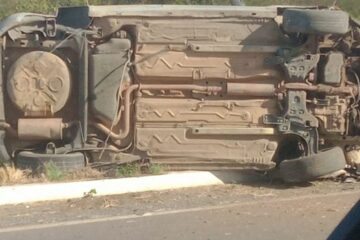 Carro tomba em Malhada. Foto: reprodução rede social