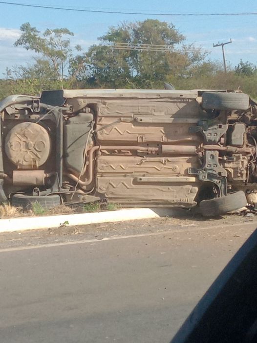 Carro tomba em Malhada. Foto: reprodução rede social