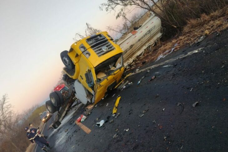 Caminhão tomba na BR-030, em Palmas de Monte Alto. Foto: Reprodução rede social