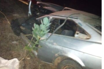 Carro parte ao meio. Foto: Encaminhada ao Folha do Vale