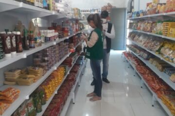 Equipe fiscalizando. Foto: Vigilância Sanitária.