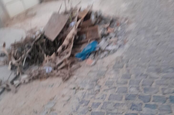 Lixo na frente da casa do sogro do vereador