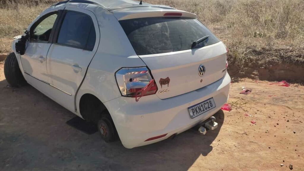 Carro tem rodas furtadas. Foto: Smtran