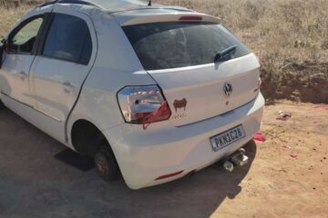 Carro tem rodas furtadas. Foto: Smtran