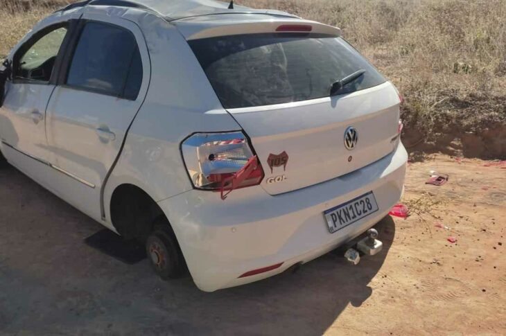 Carro tem rodas furtadas. Foto: Smtran
