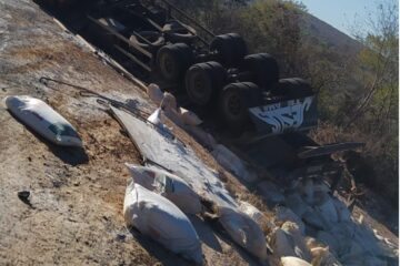 Carreta tomba na BR-030. Foto Polícia Militar.