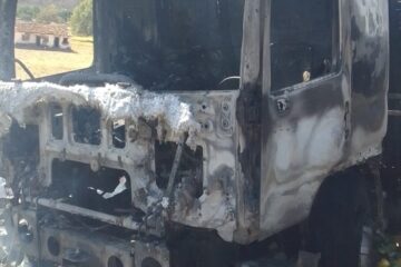 Caminhão pega fogo na BR-030. Foto: Smtran