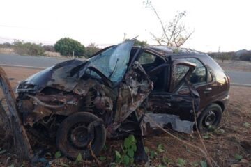 Carro bate na BR-030, em Guanambi. Foto Polícia Militar