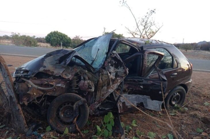 Carro bate na BR-030, em Guanambi. Foto Polícia Militar