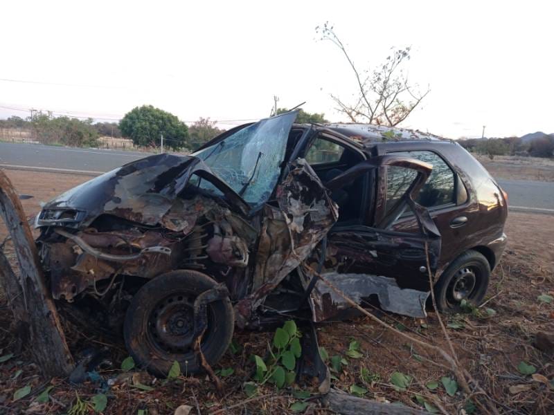 Carro bate na BR-030, em Guanambi. Foto Polícia Militar