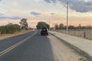 Carro quebrado sem sinalização. Foto: reprodução leitor
