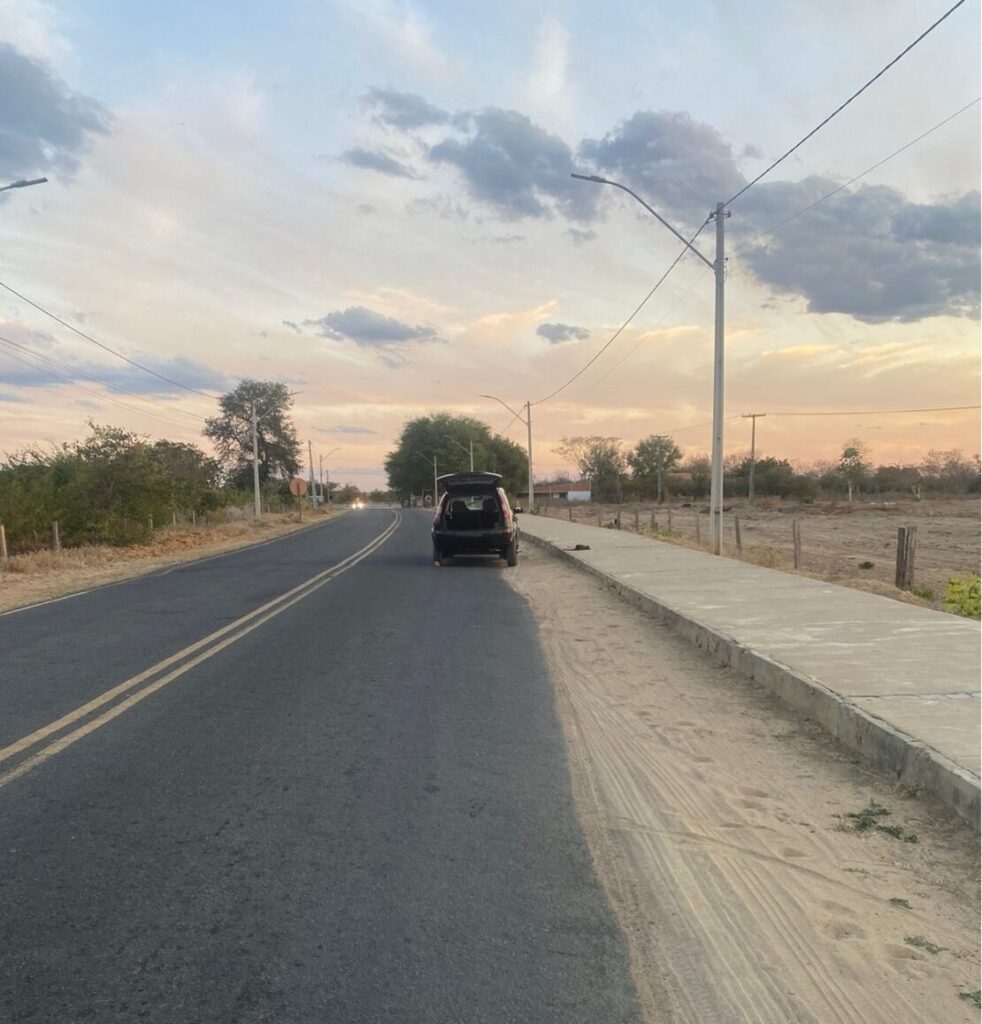 Carro quebrado sem sinalização. Foto: reprodução leitor