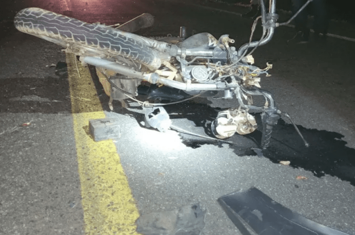 Moto totalemnte destruida. Foto: reprodução rede social