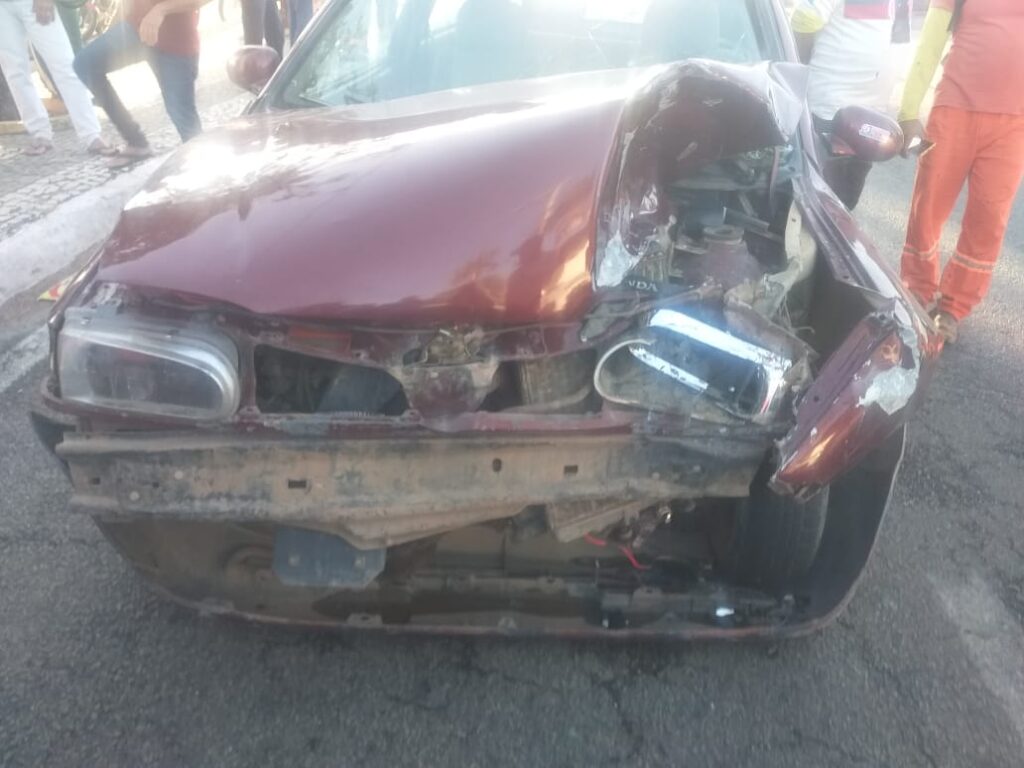 Carro bate em moto. Foto: Smtran