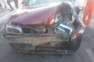 Carro bate em moto. Foto: Smtran