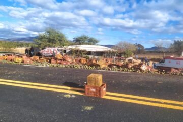 Motorista morre após caminhão capotar. Foto: rede social