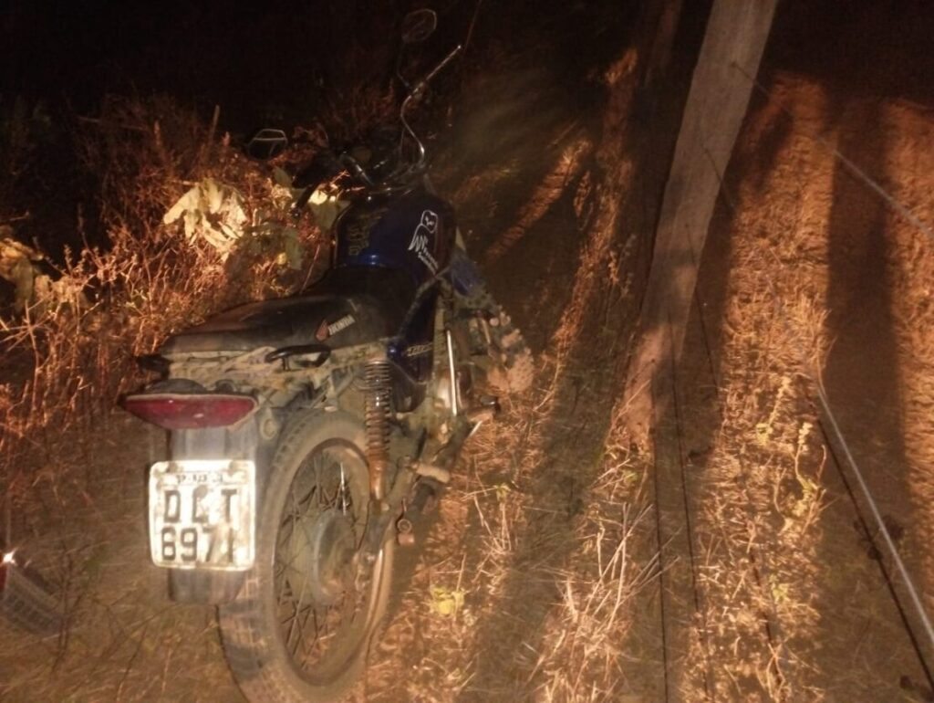 Moto encontrada dentro de mato. Foto: Polícia Militar